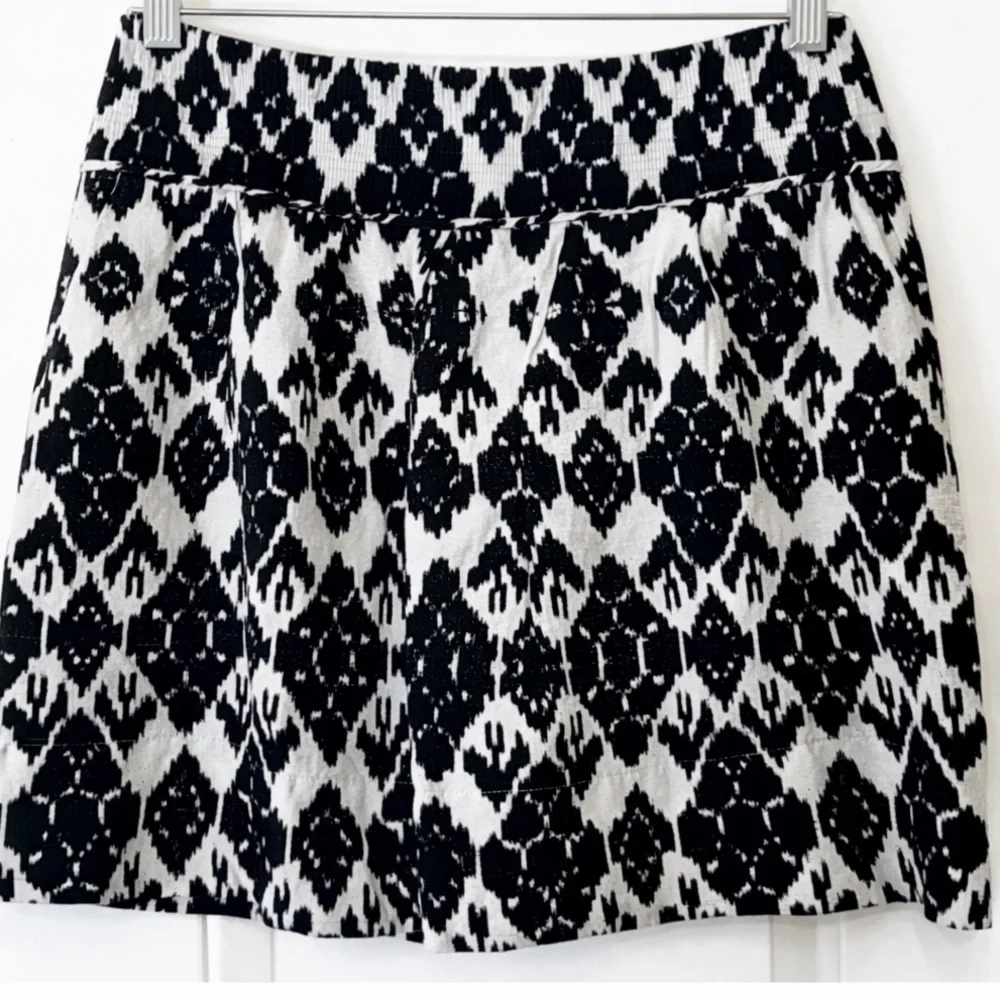 Black White Print Mini Skirt Flat Front Zip Waist Casual Size 2 LOFT - Picture 2 of 6